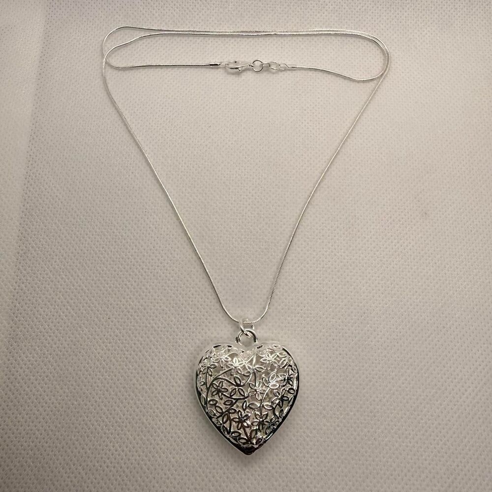 925 Silver heart pendant + 24 inch chain